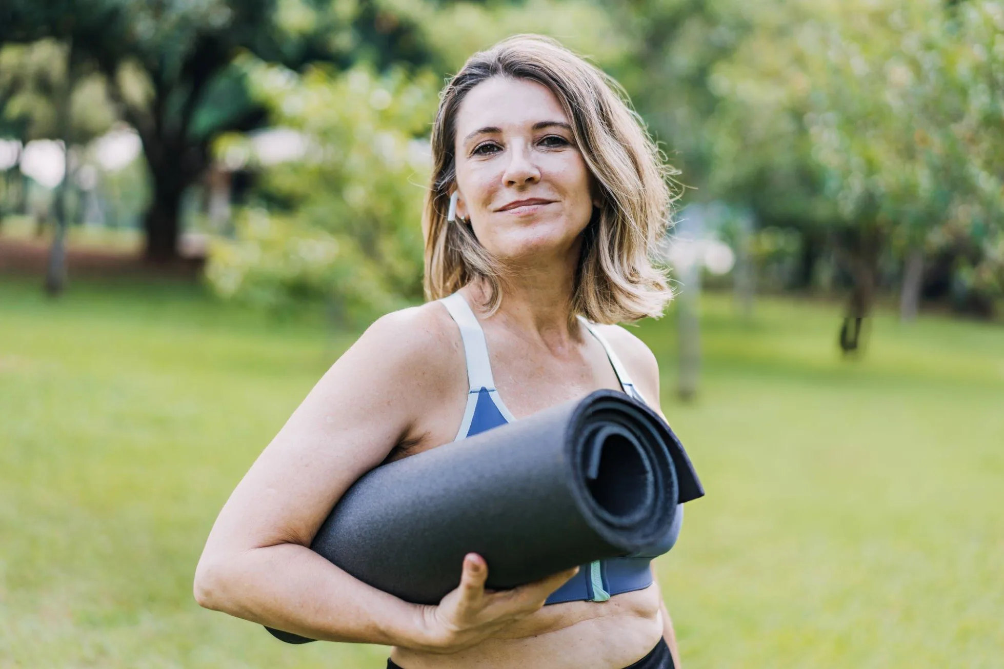 Achieve Your Summer Weight Loss Goals: 25 Strategies Mature woman going to practice physical exercise looking at camera